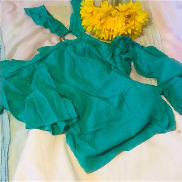 ❌DONATED❌Emerald Green Cold Shoulder Detailed Top - Picture 5 of 8